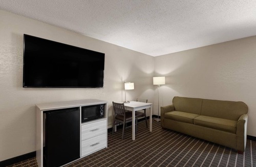 Shepherdsville Hotel | Super 8 by Wyndham Shepherdsville/Louisville South I65
