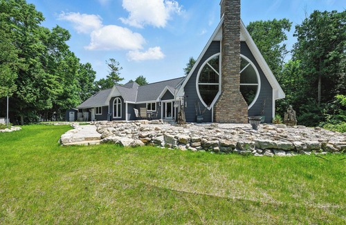 Sturgeon Bay House | Super Unique 3-bedroom waterfront home charming Sturgeon Bay-Generator Included