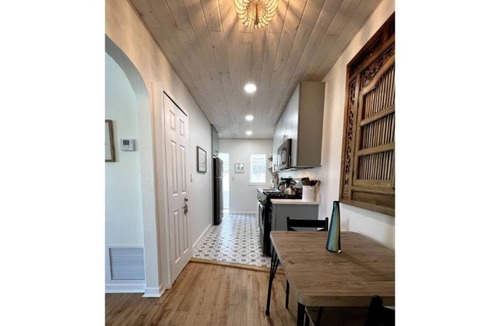 Mango Groves Cottage | Surf Out our Beachy Cottage-King Bed w/Private Fenced Patio