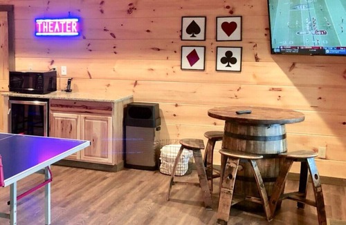 Sevierville Cabin | Sweet Mtn Retreat with Theater, Game Room with Ping Pong, Amazing Mtn Views, EV