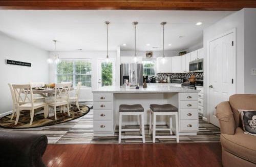 Pigeon Forge House | Sweet Pea Cottage Updated furnishings arcade game HOA Community Outdoor Pool