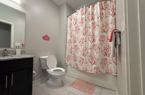 Decatur Ski Chalet | Sweet Peaceful new construction 8-9mi to downtownATL Train Station- next door!