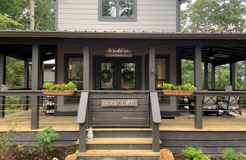 Tracy City Cottage | Swordfish Suite DOG friendly- Pup Shed Retreat