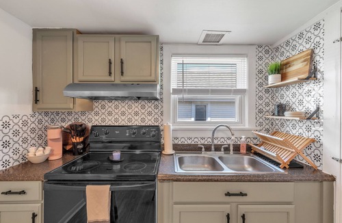 Bedford House | Sylvania area cute 1 story home + guesthouse!