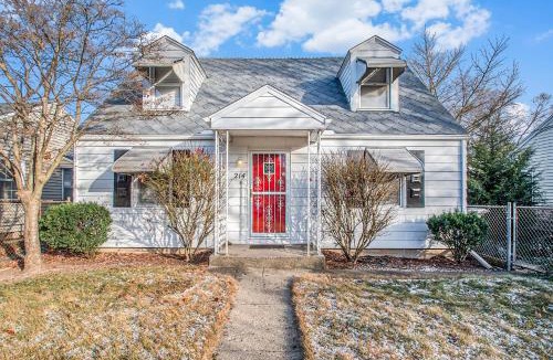 South Bend House | Tahanan - Cozy 4BD Near Downtown & UND - Gameroom