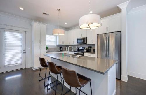 Charlotte Park House | Ten Minutes to Broadway Stunning Townhome
