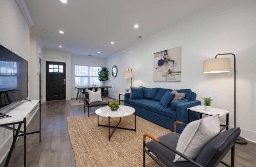 Charlotte Park House | Ten Minutes to Broadway Gorgeous Gated Townhome
