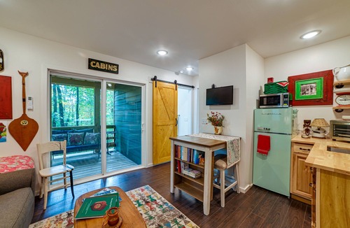 Dover Cottage | Tennessee Escape w/Hot Tub & Fire Pit!