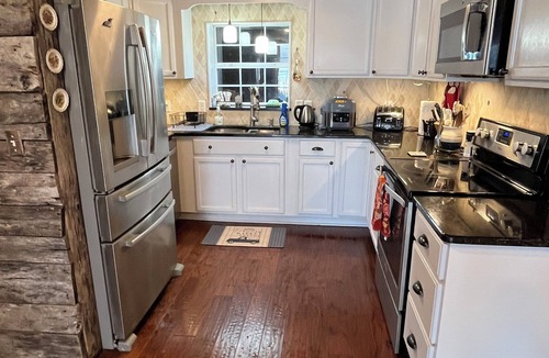 Parsons House | Tennessee River House - Kayaks, Fishing, Firepit, Sleeps 8 & Dog-Friendly