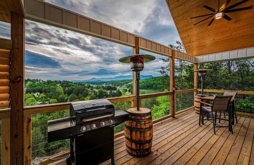 Sevierville Apartment | Tennessee Whiskey Cabin- Lake and Mtn Views, Covered Deck, Game Room, Pool Table, BBQ, Pets