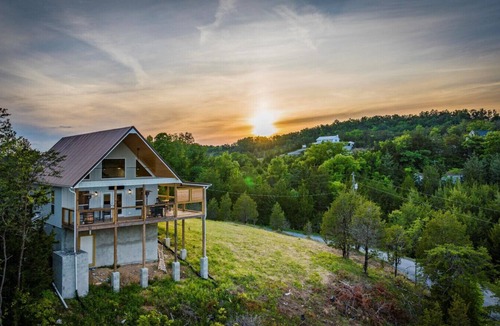 Sevierville Apartment | Tennessee Whiskey Cabin- Lake and Mtn Views, Covered Deck, Game Room, Pool Table, BBQ, Pets