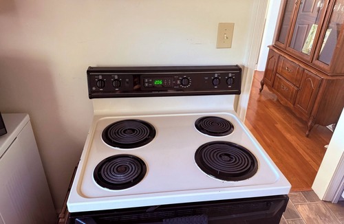 Bristol House | Terrific 2-bedroom house with AC in Bristol