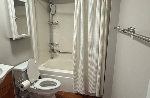 Westside Apartment | Terrific 3-bedroom apartment with AC in charming Charleston