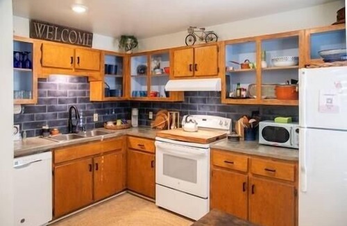 Oxford House | The Ace, 1BR King Duplex by Velvet Ditch Villas