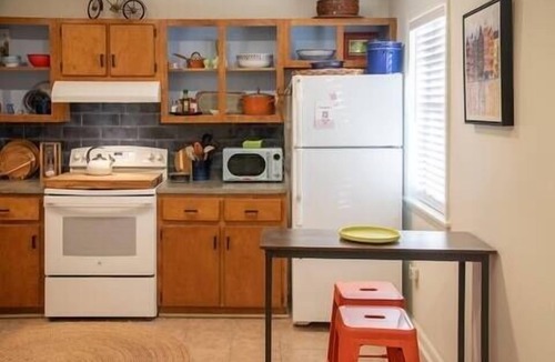 Oxford House | The Ace, 1BR King Duplex by Velvet Ditch Villas