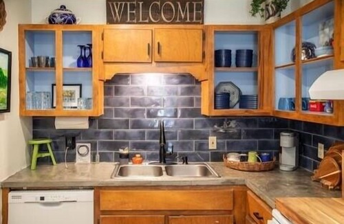 Oxford House | The Ace, 1BR King Duplex by Velvet Ditch Villas