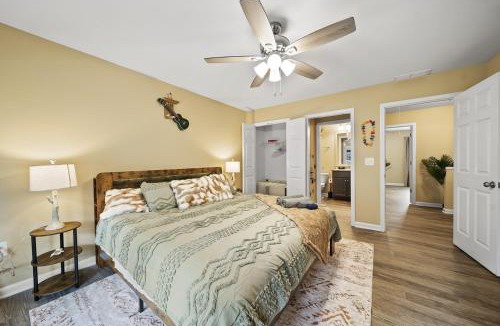 Athens House | The Aloha House - Massage Chairs - 3 King Beds - Projector