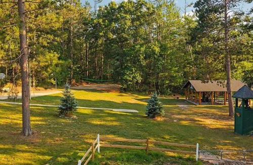 Lake Arrowhead House | The Arrowroot Lodge Up North in Gaylord Michigan