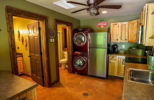 Goldbond Cabin | The Baitshop at Four Fillies Lodge
