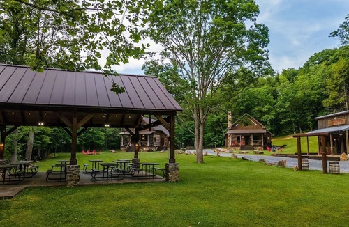 Goldbond Cabin | The Baitshop at Four Fillies Lodge