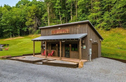 Goldbond Cabin | The Baitshop at Four Fillies Lodge