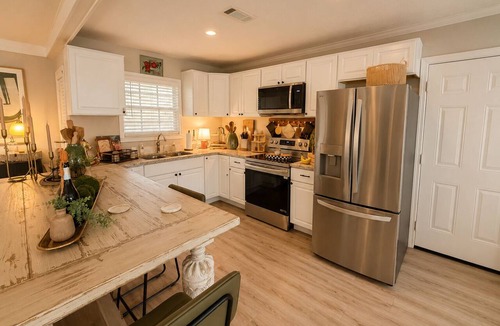Flowood House | The Barlow House Stylish Retreat with Fire Pit & Outdoor Living