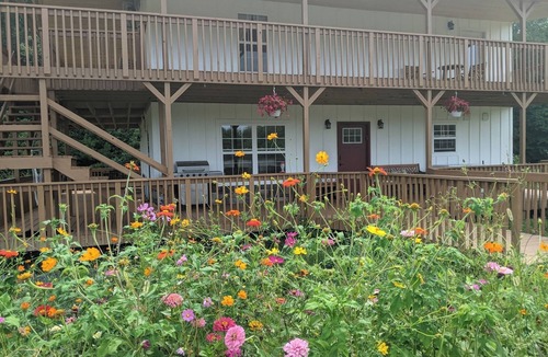 Whitley City Apartment | The Barn: Cozy Luxury Room with Jacuzzi & Countryside Views
