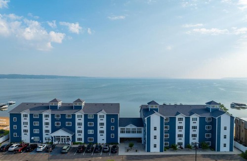 Traverse City Hotel | The Baywatch Resort