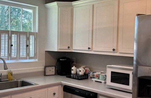 Belmont House | The Belmont Cottage is a 100 year old charmer located near Town Square