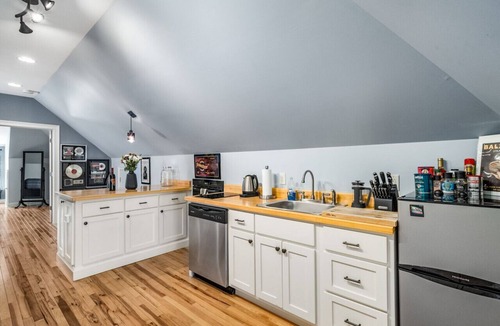 Radnor Apartment | The Blue Loft (Upper Level)