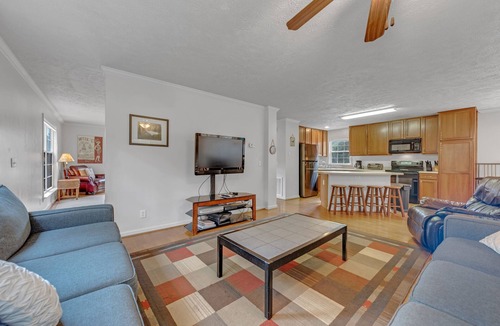 Clarksville House | THE BLUESTONE COVE RETREAT on Kerr Lake:Gentle Slope/Sandy Cove, Game-Ready Yard