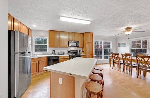 Clarksville House | THE BLUESTONE COVE RETREAT on Kerr Lake:Gentle Slope/Sandy Cove, Game-Ready Yard