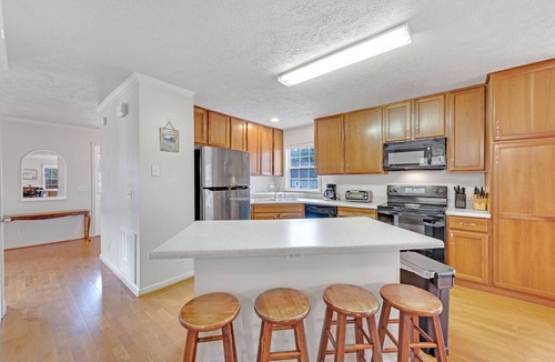 Clarksville House | THE BLUESTONE COVE RETREAT on Kerr Lake:Gentle Slope/Sandy Cove, Game-Ready Yard