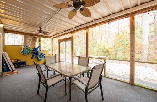 Clarksville House | THE BLUESTONE COVE RETREAT on Kerr Lake:Gentle Slope/Sandy Cove, Game-Ready Yard