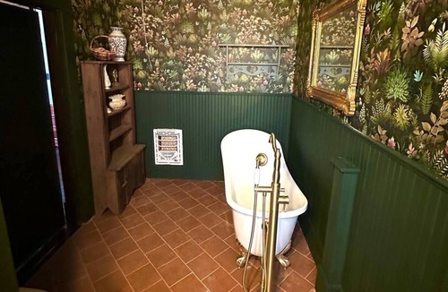 Mount Pleasant House | The Bouquet Suite w/Private Full Bath