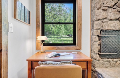 Peaks House | The Brown Bear Lodge Creek side & family friendly with hot tub!