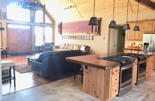 Yosemite House | The Bunkhouse Retreat/Sleeps 15/7BR/5BA/4 Private Acres