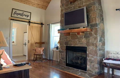 Peaks House | The Cabin at Sheep Creek: Private cabin/farmhouse with gorgeous views.