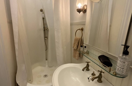 Wayside Bed & Breakfast | The Captain's Suite - Queen Suite at The Belmont 1857