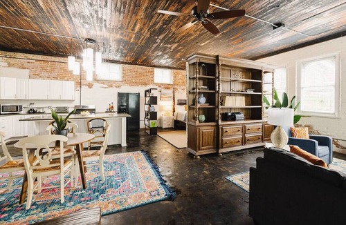 Roselawn Finance Apartment | The Carriage House Loft at Marion Hall Mansion