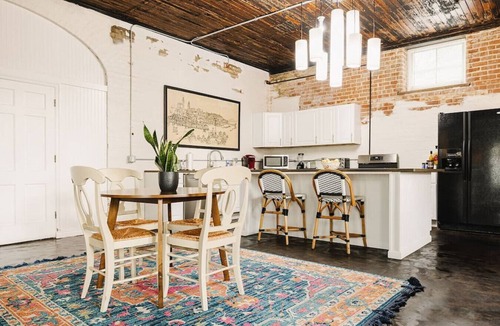 Roselawn Finance Apartment | The Carriage House Loft at Marion Hall Mansion