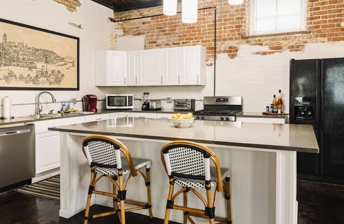Roselawn Finance Apartment | The Carriage House Loft at Marion Hall Mansion