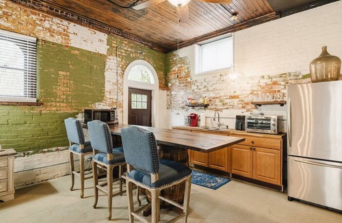 Roselawn Finance Apartment | The Carriage House Studio at Marion Hall Mansion
