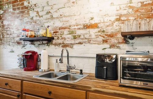 Roselawn Finance Apartment | The Carriage House Studio at Marion Hall Mansion