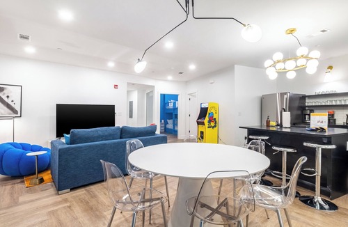 Historic Edgefield House | The Carter Buyout - 2 Units by AvantStay | Group Stays
