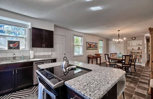 Columbia House | The Cedar - Comfy, Cable, near Starbucks, Base, & City!