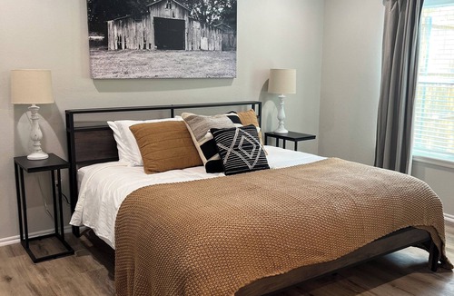 Turley House | The charming Scissortail Farmhouse on land with hot tub minutes from downtown!