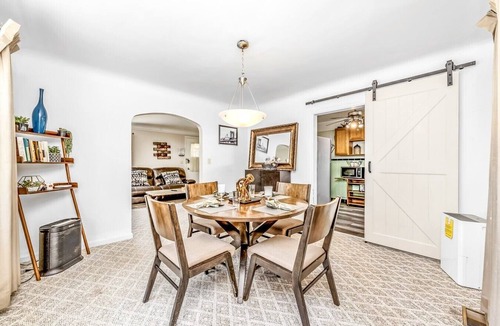 Roselawn Finance House | The Cher'e - Stylish 2-Bedroom Retreat in Cincinnati