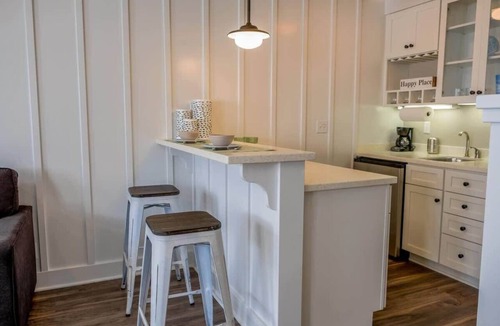 Holland Condo | The Chesapeake: 3BR Boutique Suite Sleeps 10 | Pool, Hot Tub, Free Golf, Lake Mac Views