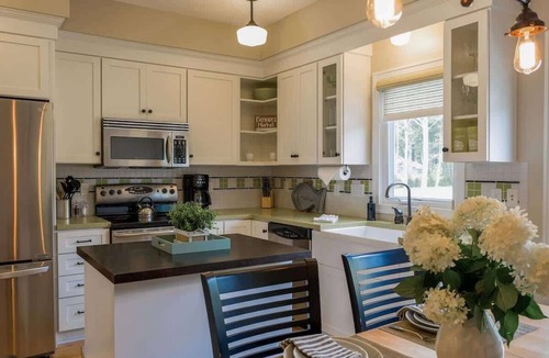 Holland Condo | The Chesapeake: 3BR Boutique Suite Sleeps 10 | Pool, Hot Tub, Free Golf, Lake Mac Views